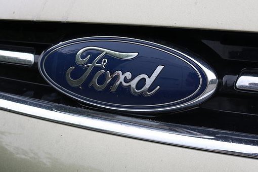 Logo da montadora Ford na grade do radiador de modelo de veículo. Indústria automotiva sente reflexos da falência da propriedade na visão dos millennials.