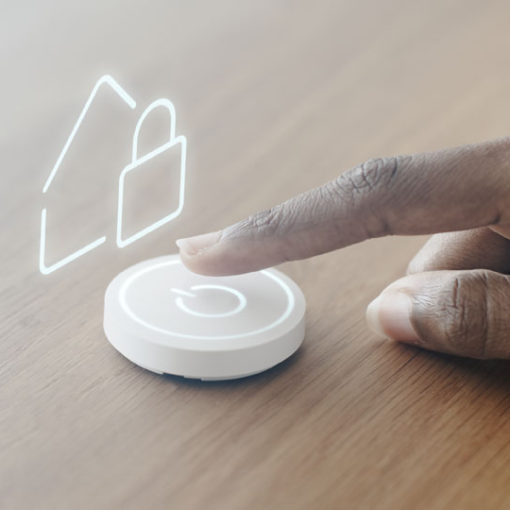 dedo sobre moderno botão que representa "ligar" a casa inteligente