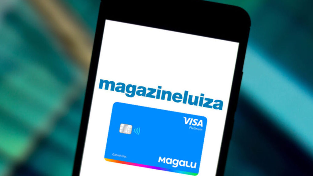 Smartphone com cartão virtual da Magalu. Empresa virou símbolo da digitalização do consumidor e do novo varejo.