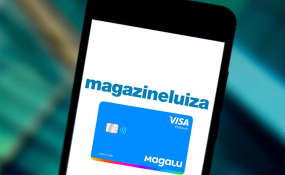 Smartphone com cartão virtual da Magalu