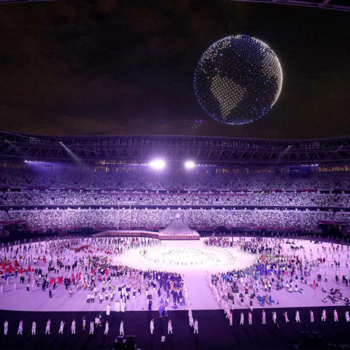 cerimônia de abertura das Olimpíadas 2020 no estádio Olímpico de Tóquio. Centenas de drones formam no céu uma imagem 3D da Terra.