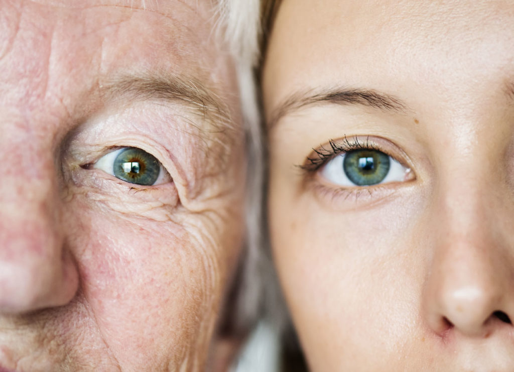 avó e neta colocam seus rostos lado a lado para mostrar idêntica coloração verde dos olhos, herança genética da nova geração.