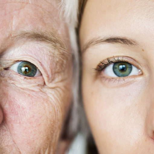 avó e neta colocam seus rostos lado a lado para mostrar idêntica coloração verde dos olhos, herança genética da nova geração.