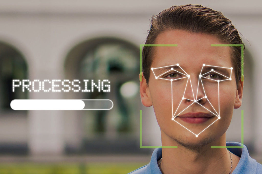 rosto de jovem adulto branco com pontos de medida virtuais dos olhos à boca para reconhecimento facial