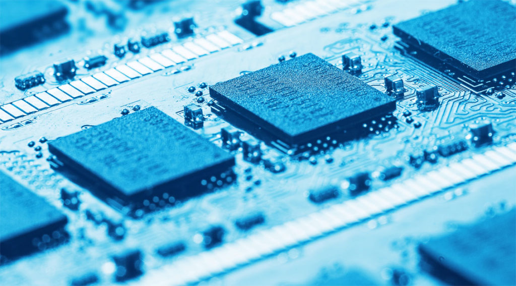 séries de chips em uma placa hardware de semicondutores em tons de azul
