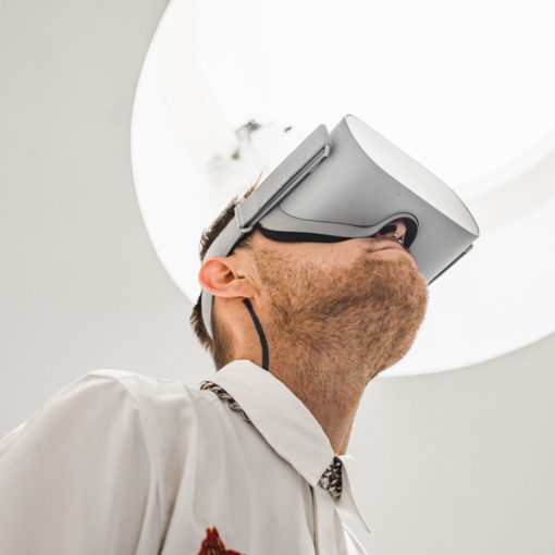 Médico de jaleco veste óculos de realidade virtual em ambiente hospitalar. Google e demais big techs querem dominar a indústria da saúde.
